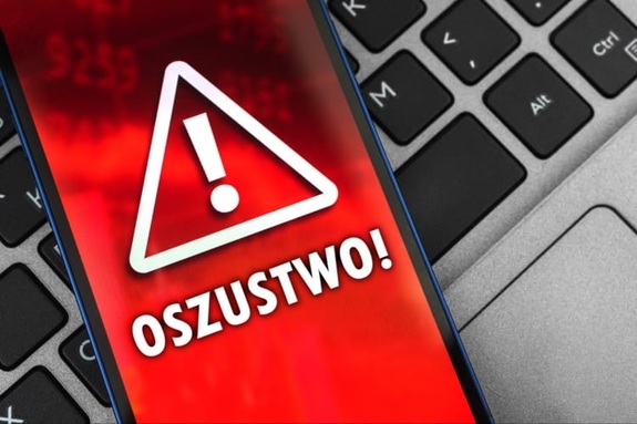 18-latka straciła ponad 9 tysięcy złotych przy sprzedaży sukienki online